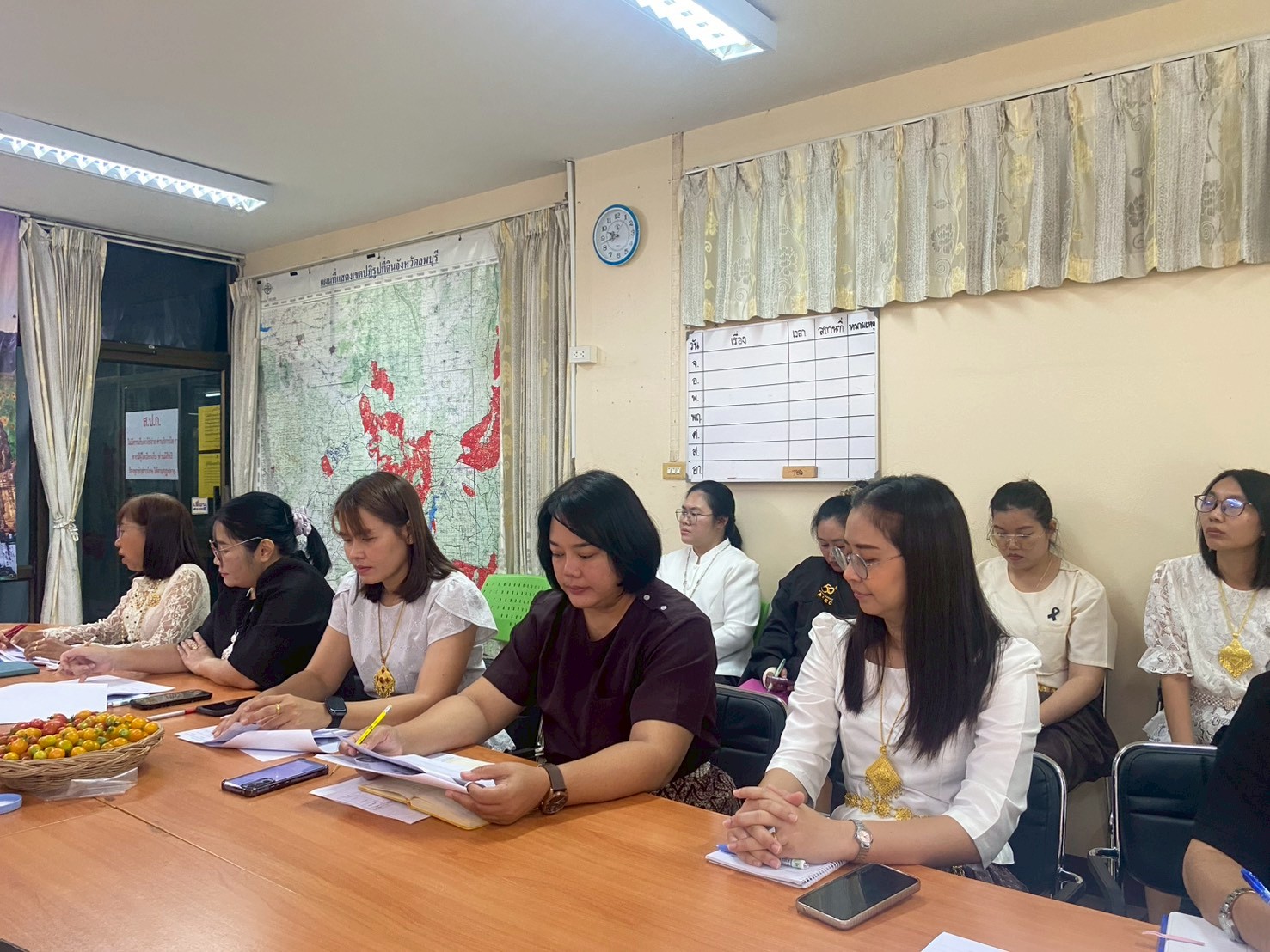 title - วันศุกร์ที่ 30 มกราคม 2569 เวลา 09.30 น. นายคมกฤษ แป้นโพธิ์กลาง ผู้ตรวจราชการกรม สำนักงานการปฏิรูปที่ดินเพื่อเกษตรกรรม ได้เข้าตรวจติดตามงานตามแผนงานของสำนักงานการปฏิรูปที่ดินจังหวัดลพบุรี ประจำปีงบประมาณ พ.ศ. 2569 รอบที่ 1 	ในการนี้ ผู้ตรวจราชการกรม ได้ให้ข้อเสนอแนะ แนวทางการแก้ไขปัญหา แนวทางการดำเนินงานที่เป็นประโยชน์ พร้อมทั้งให้เจ้าหน้าที่ทุกท่านปฏิบัติหน้าที่ด้วยความซื่อสัตย์ สุจริต มีความสามัคคี และได้ให้ขวัญกำลังใจในการปฏิบัติงานเพื่อให้ผลการปฏิบัติงานสำเร็จตามแผนงาน ณ ห้องประชุมสำนักงานการปฏิรูปที่ดินจังหวัดลพบุรี